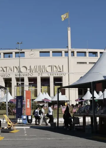 Feriado em SP tem programação gratuita em feira do livro no Pacaembu