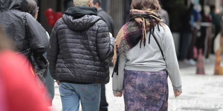 Inmet emite aviso amarelo para queda de temperatura em 12 estados e DF